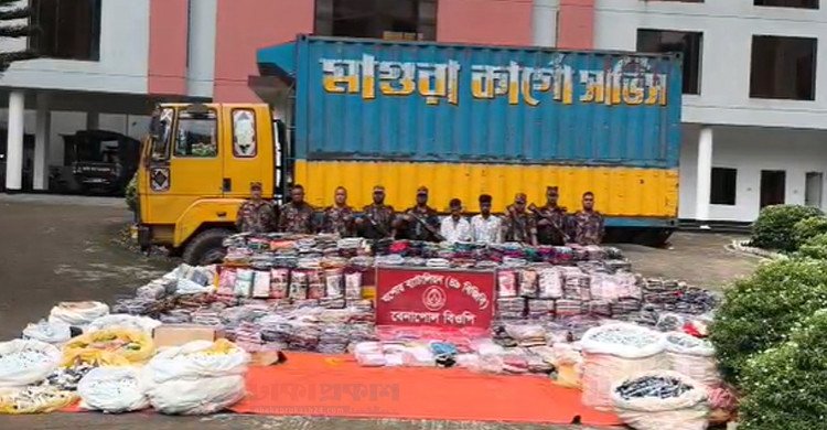 বেনাপোলে আড়াই কোটি টাকার ভারতীয় পণ্য জব্দ, আটক ২
